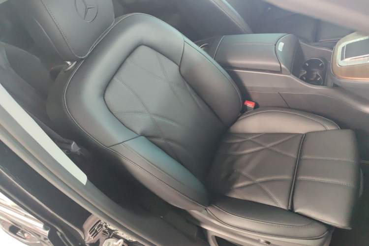 Used Mercedes-Benz V-Class 2024 V 300 Pilot Edition Right Front Seat