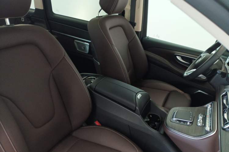 Used Mercedes-Benz V-Class 2024 V 300 L Long Wheelbase Luxury Edition Right Front Seat