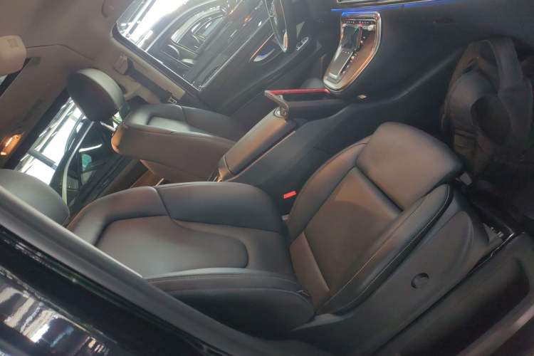 Used Mercedes-Benz V-Class 2024 V 300 Pilot Edition Right Front Seat