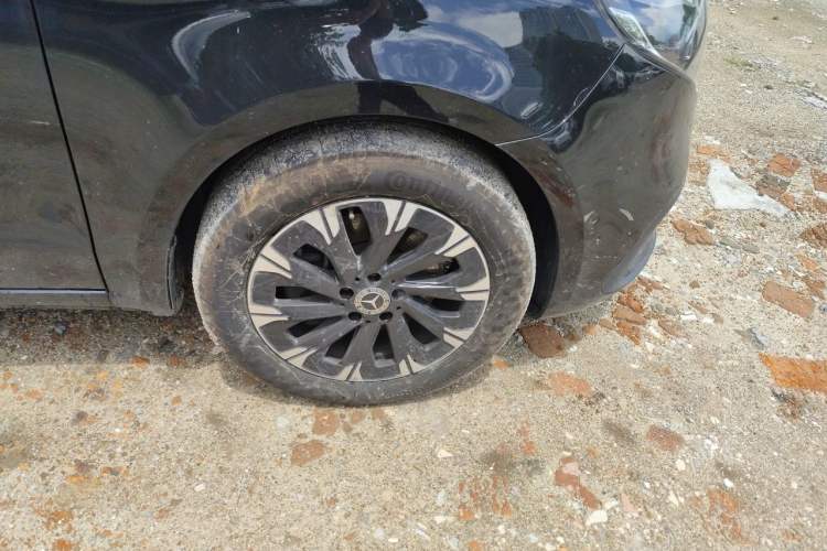 Used Mercedes-Benz V-Class 2024 V 300 Pilot Edition Right Front Wheel Hub