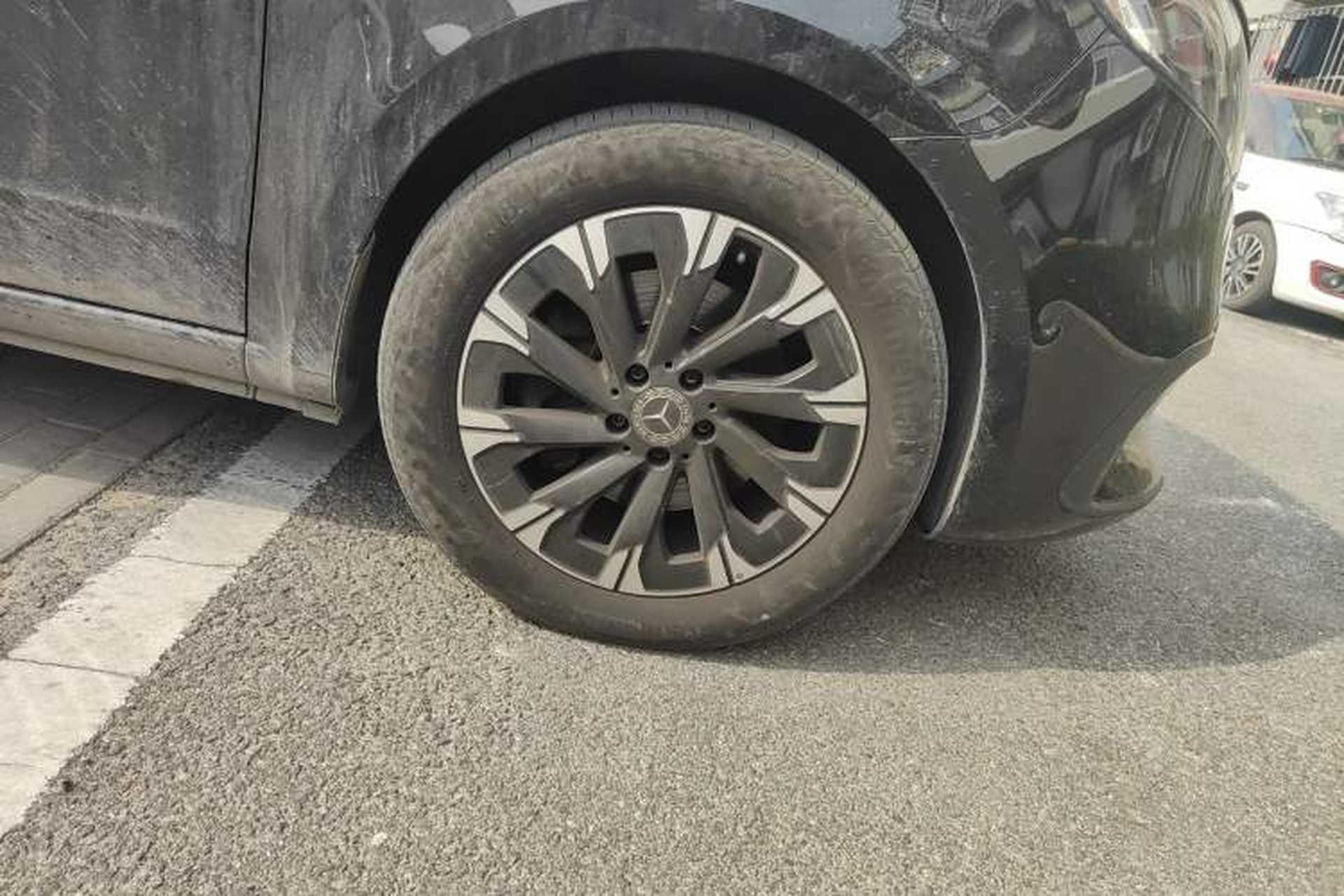 Used Mercedes-Benz V-Class 2024 V 300 Pilot Edition Right Front Wheel Hub