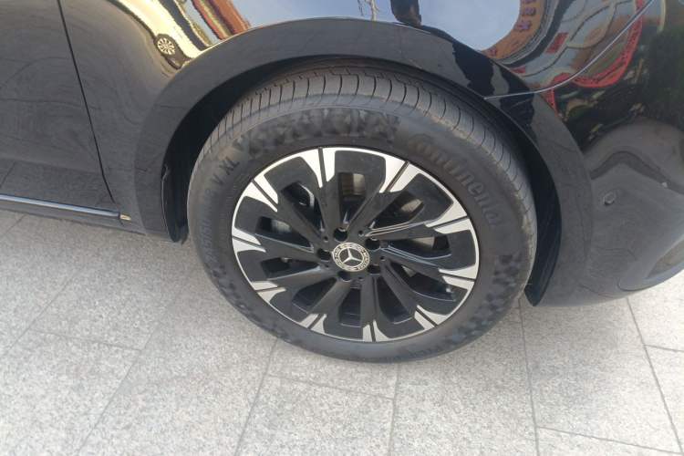 Used Mercedes-Benz V-Class 2024 V 300 Pilot Edition Right Front Wheel Hub