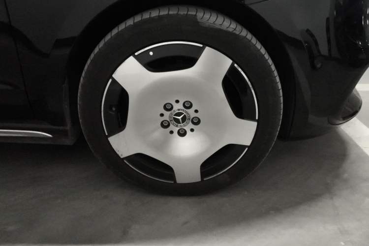 Used Mercedes-Benz V-Class 2024 V 300 L Long Wheelbase Prestige Edition Right Front Wheel Hub