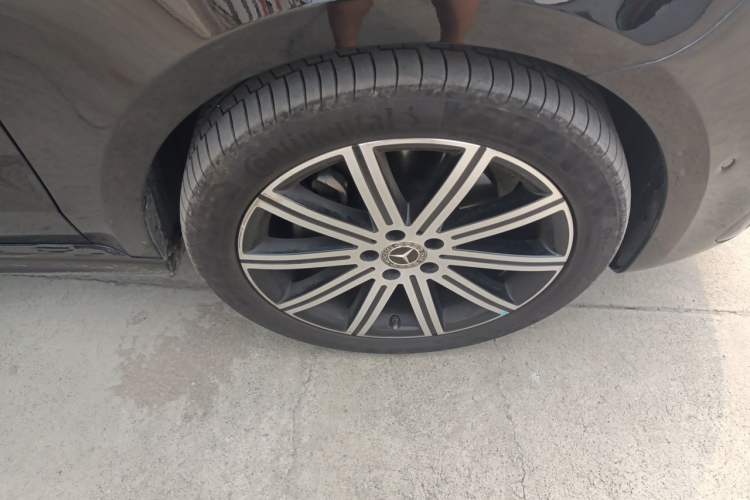 Used Mercedes-Benz V-Class 2024 V 300 L Long Wheelbase Prestige Edition Right Front Wheel Hub