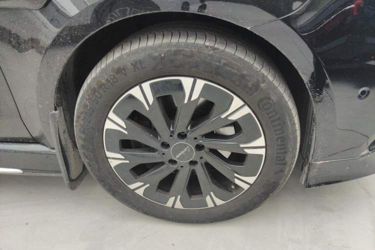 Used Mercedes-Benz V-Class 2024 V 300 L Long Wheelbase Luxury Edition Right Front Wheel Hub