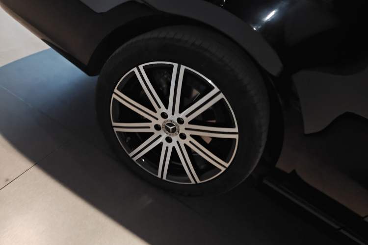 Used Mercedes-Benz V-Class 2024 V 300 L Long Wheelbase Prestige Edition Right Rear Wheel Hub