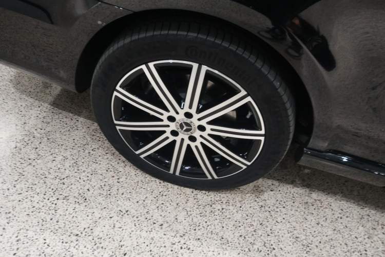Used Mercedes-Benz V-Class 2024 V 300 L Long Wheelbase Prestige Edition Right Rear Wheel Hub