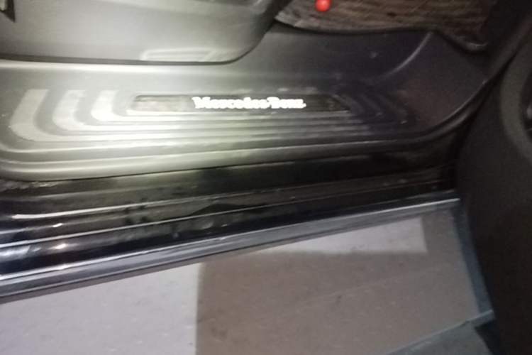 Used Mercedes-Benz V-Class 2024 V 300 L Long Wheelbase Luxury Edition Right Side Sill