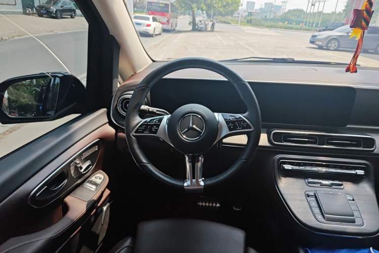 Used Mercedes-Benz V-Class 2024 V 300 L Long Wheelbase Luxury Edition Steering Wheel