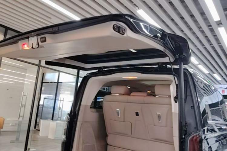 Used Mercedes-Benz V-Class 2024 V 300 L Long Wheelbase Luxury Edition Trunk