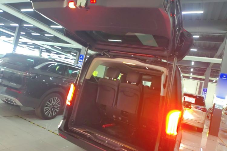 Used Mercedes-Benz V-Class 2024 V 300 Pilot Edition Trunk
