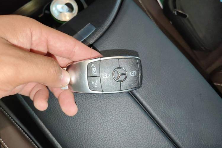 Used Mercedes-Benz V-Class 2024 V 300 L Long Wheelbase Luxury Edition Vehicle Key