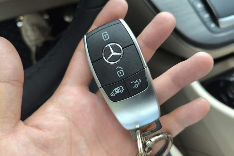 Used Mercedes-Benz V-Class 2024 V 300 L Long Wheelbase Luxury Edition Vehicle Key