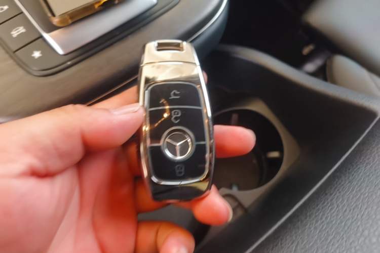 Used Mercedes-Benz V-Class 2024 V 300 L Long Wheelbase Luxury Edition Vehicle Key