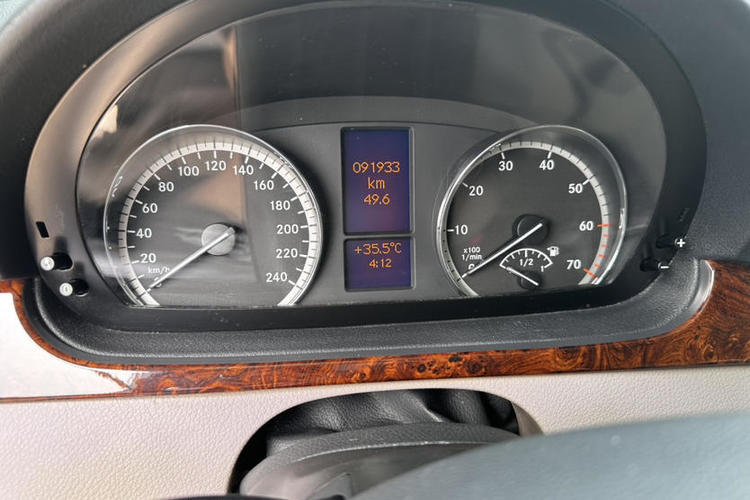 Used Mercedes-Benz Viano 2012 2.5L Prestige Edition Odometer Close Up