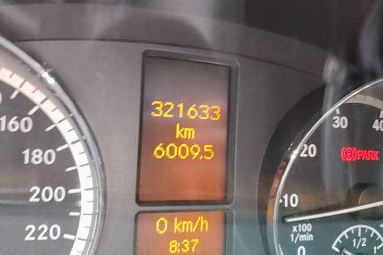 Used Mercedes-Benz Viano 2006 Viano 3.2L Odometer Close Up