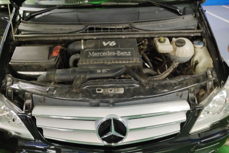 Used Mercedes-Benz Viano 2010 2.5L Luxury Edition Engine Bay