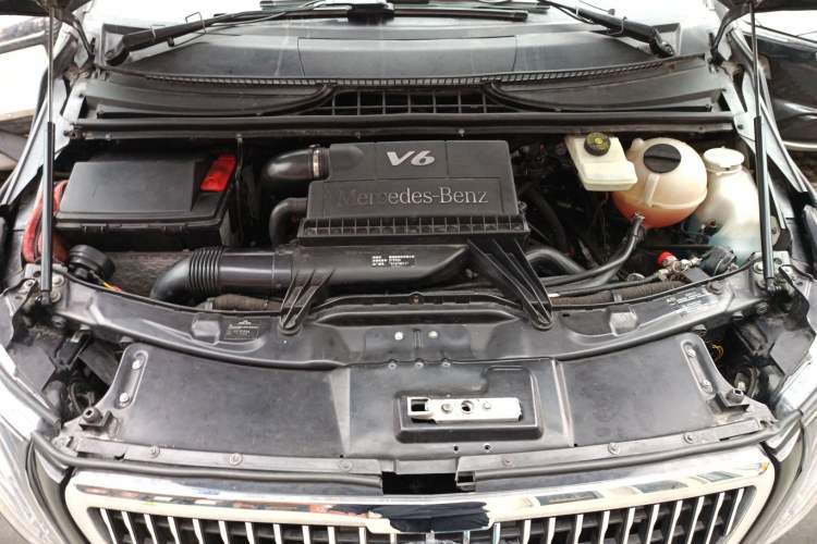 Used Mercedes-Benz Viano 2010 2.5L Luxury Edition Engine Bay