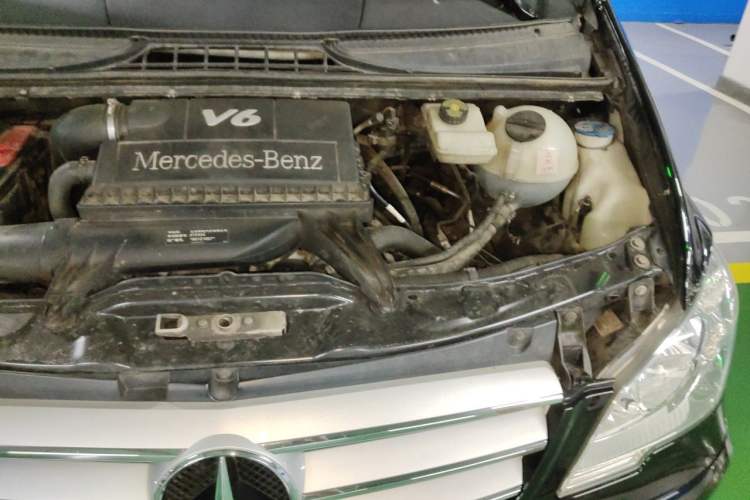 Used Mercedes-Benz Viano 2010 2.5L Luxury Edition Engine Bay Left