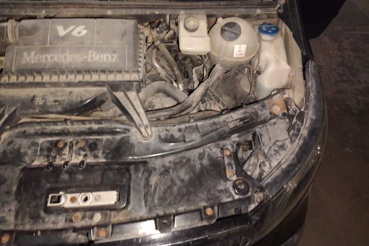 Used Mercedes-Benz Viano 2010 2.5L Luxury Edition Engine Bay Left