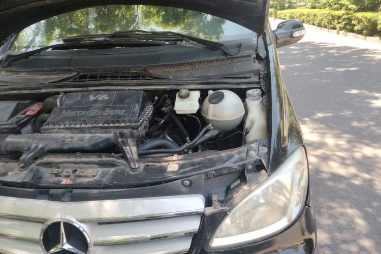 Used Mercedes-Benz Viano 2010 2.5L Prestige Edition Engine Bay Left