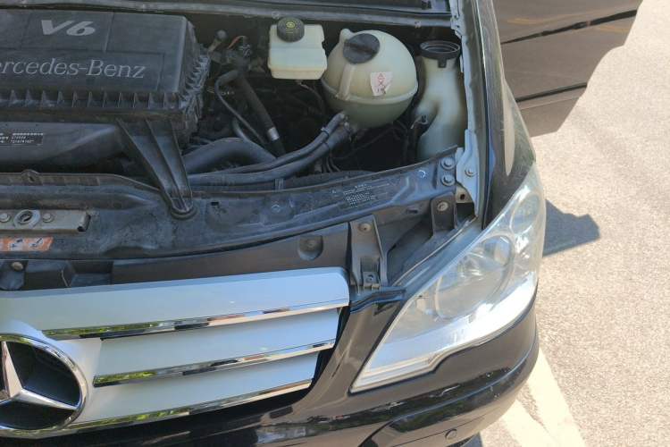 Used Mercedes-Benz Viano 2010 2.5L Prestige Edition Engine Bay Left