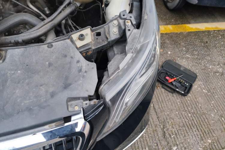 Used Mercedes-Benz Viano 2010 2.5L Prestige Edition Engine Bay Left