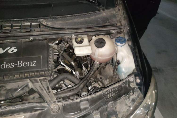 Used Mercedes-Benz Viano 2010 2.5L Prestige Edition Engine Bay Left