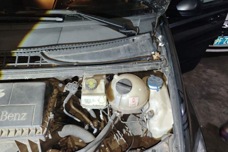 Used Mercedes-Benz Viano 2010 2.5L Luxury Edition Engine Bay Left