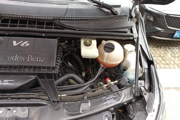 Used Mercedes-Benz Viano 2010 2.5L Luxury Edition Engine Bay Left