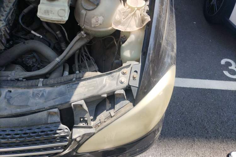 Used Mercedes-Benz Viano 2010 2.5L Luxury Edition Engine Bay Left