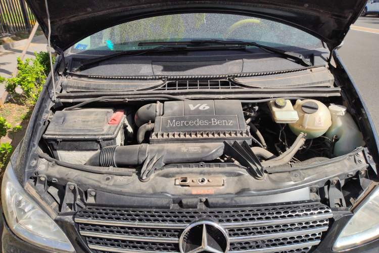 Used Mercedes-Benz Viano 2010 2.5L Luxury Edition Engine Bay