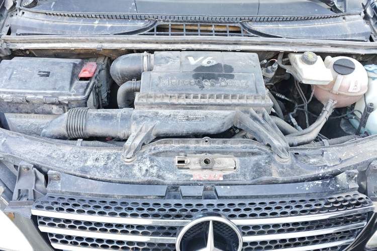 Used Mercedes-Benz Viano 2010 2.5L Prestige Edition Engine Bay
