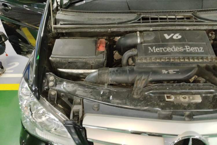 Used Mercedes-Benz Viano 2010 2.5L Luxury Edition Engine Bay Right