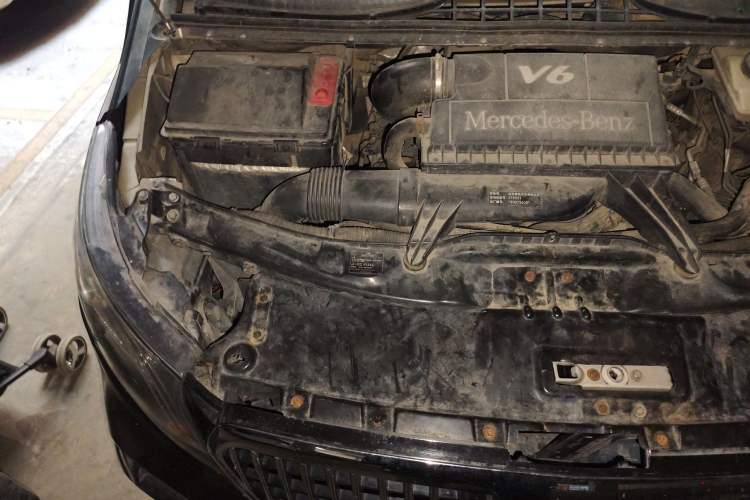 Used Mercedes-Benz Viano 2010 2.5L Luxury Edition Engine Bay Right