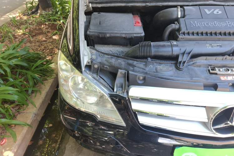 Used Mercedes-Benz Viano 2010 2.5L Prestige Edition Engine Bay Right