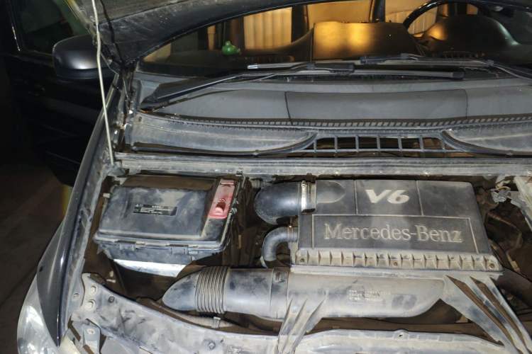 Used Mercedes-Benz Viano 2010 2.5L Luxury Edition Engine Bay Right