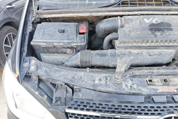Used Mercedes-Benz Viano 2010 2.5L Prestige Edition Engine Bay Right