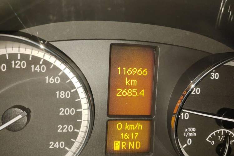 Used Mercedes-Benz Viano 2010 2.5L Luxury Edition Odometer Close Up