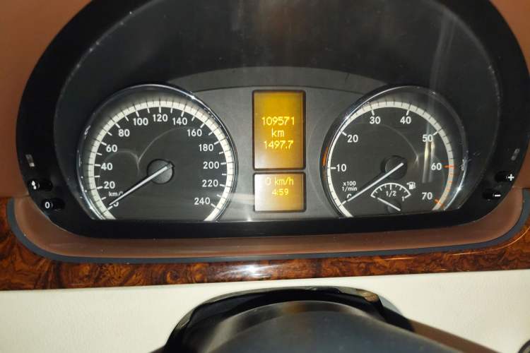 Used Mercedes-Benz Viano 2010 2.5L Luxury Edition Odometer Close Up