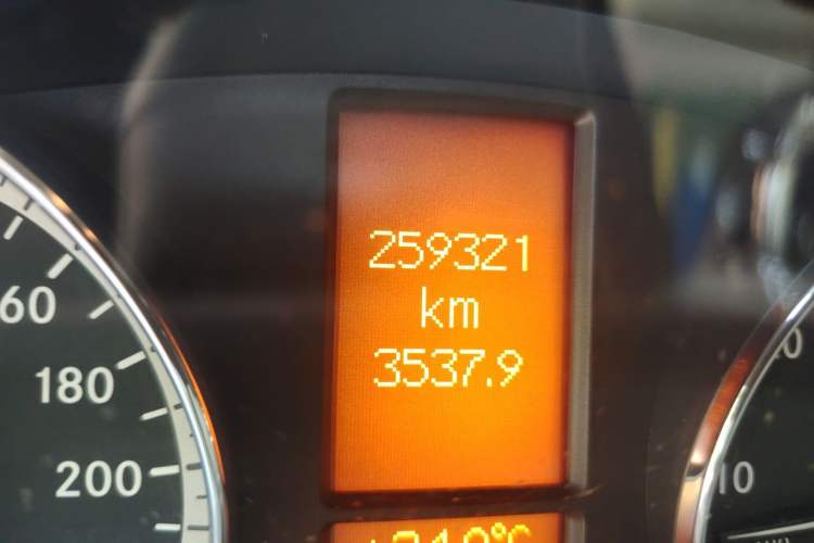 Used Mercedes-Benz Viano 2010 2.5L Prestige Edition Odometer Close Up