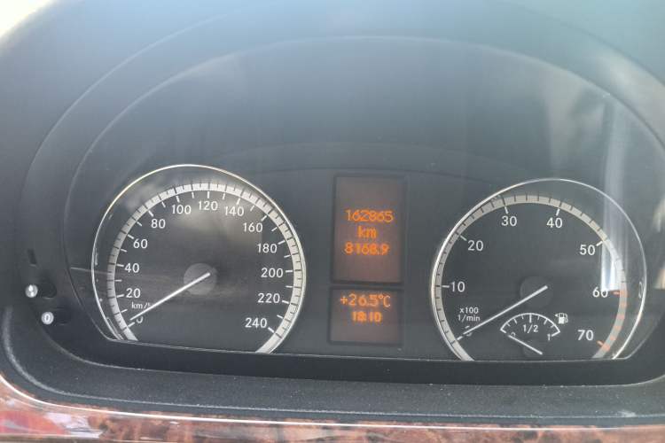 Used Mercedes-Benz Viano 2010 2.5L Prestige Edition Odometer Close Up