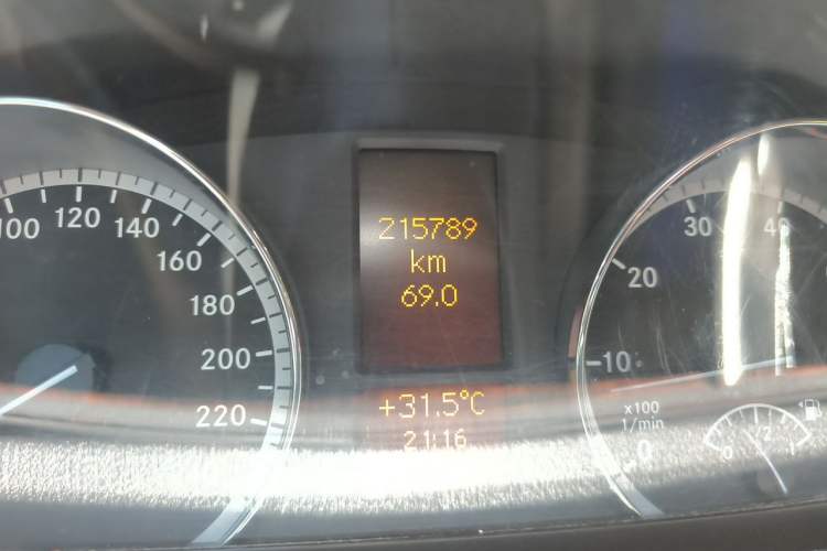 Used Mercedes-Benz Viano 2010 2.5L Prestige Edition Odometer Close Up