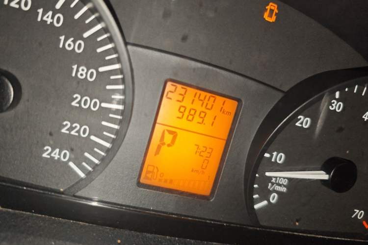 Used Mercedes-Benz Viano 2010 2.5L Luxury Edition Odometer Close Up