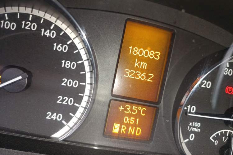 Used Mercedes-Benz Viano 2010 2.5L Luxury Edition Odometer Close Up