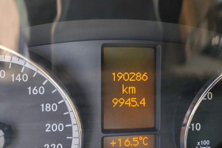 Used Mercedes-Benz Viano 2010 2.5L Luxury Edition Odometer Close Up