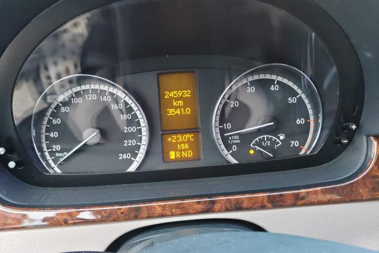 Used Mercedes-Benz Viano 2010 2.5L Prestige Edition Odometer Close Up