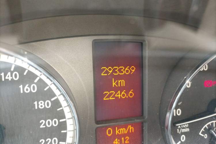 Used Mercedes-Benz Viano 2010 2.5L Luxury Edition Odometer Close Up