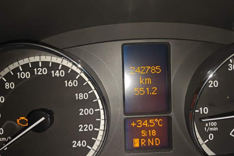 Used Mercedes-Benz Viano 2010 Viano 3.2L Odometer Close Up