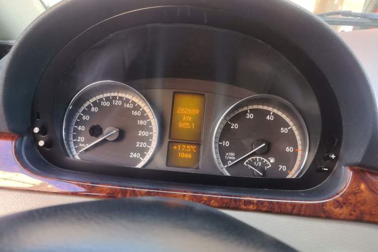 Used Mercedes-Benz Viano 2010 2.5L Luxury Edition Odometer Close Up